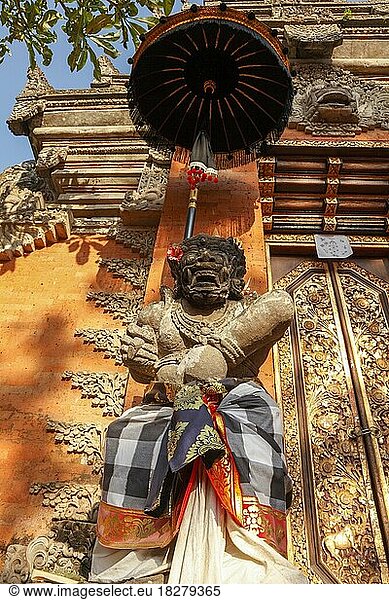 Tempel Puri Saren Agung  is a historical building  the palace was the official residence of the royal family of Ubud  Bali  Indonesia  Asia