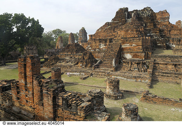 Tempel Wat Mahathat in der Tempelanlage des Unesco Weltkulturerbe  Ayutthaya  Thailand  Asien