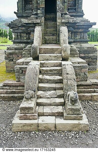 Tempeltreppe im Candi Arjuna Hindu-Tempelkomplex  Dieng Plateau  Zentral-Java  Indonesien  Asien