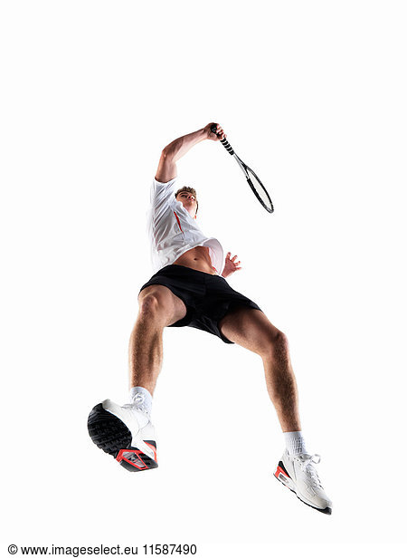 Tennis spielender Mann