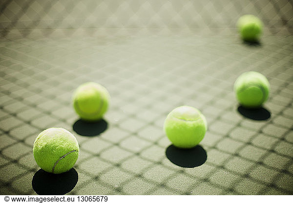 Tennisbälle auf dem Platz