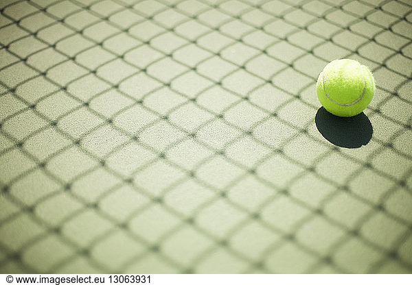 Tennisball auf dem Platz