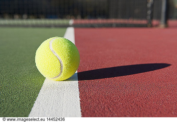 Tennisball auf dem Platz sitzend