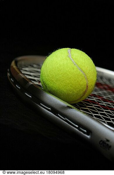 Tennisball auf Schläger  Tennisschlaeger  Ball  Bälle  Tennis  Tennissport  Sportgeräte  Schläger  Tennisschläger