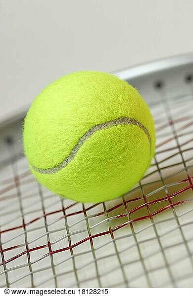 Tennisball auf Schläger  Tennisschlaeger  Ball  Bälle  Tennis  Tennissport  Sportgeräte  Schläger  Tennisschläger