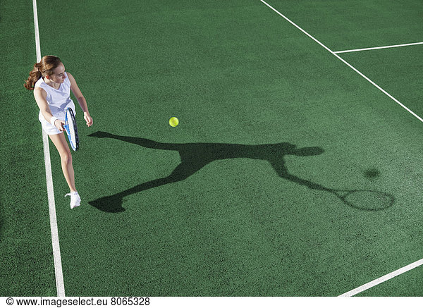Tennisspieler wirft Schatten auf den Platz
