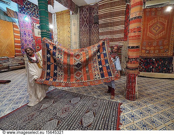 Teppichhändler präsentieren Berberteppiche  Rissani  Region Meknès-Tafilalet  Marokko  Afrika