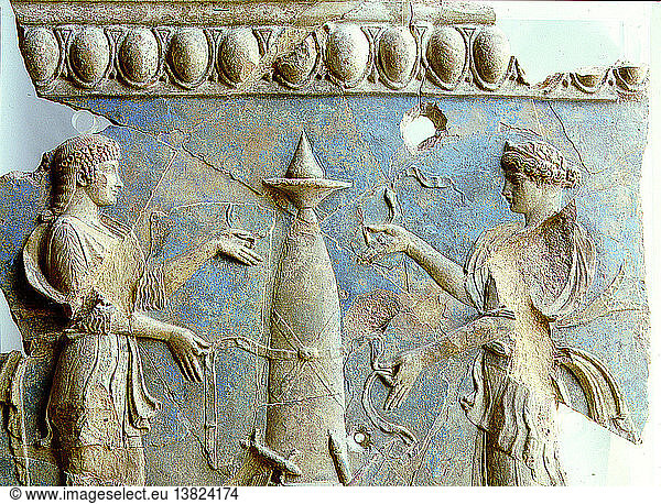 Terrakotta-Plakette aus dem Apollon-Tempel auf dem Palatin. Sie zeigt Apollon und seine Schwester Artemis  die eine heilige Säule schmücken. Italien. Römisch.