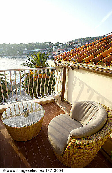 Terrasse des Superior-Zimmers mit Meerblick  Hotel Riva; Hvar  Kroatien