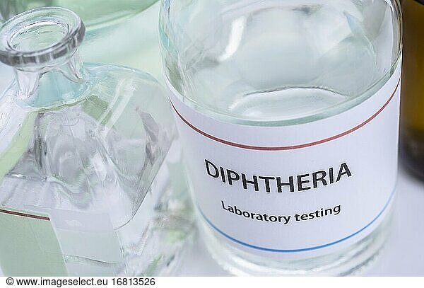 Test Diphtherie im Labor  konzeptionelles Bild  Zusammensetzung horizontal.