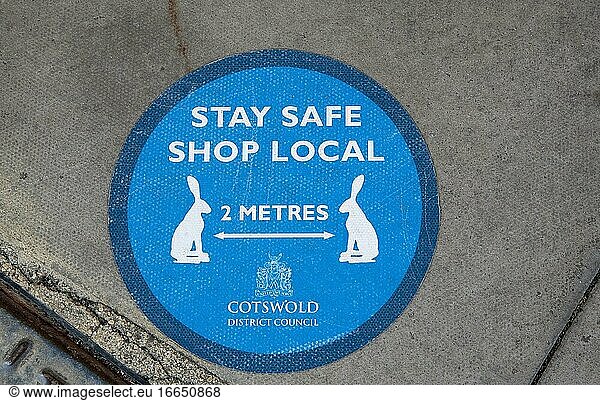 Tetbury  Gloucestershire  England  Schild Stay safe and shop local auf dem Bürgersteig im Stadtzentrum von Tetbury während der Coronavirus-Epidemie.
