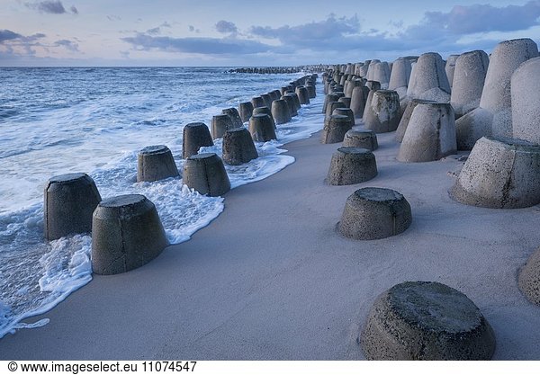 Tetrapoden als Küstenschutz  bei Hörnum  Nordseeinsel Sylt  nordfriesische Inseln  Schleswig-Holstein  Deutschland  Europa
