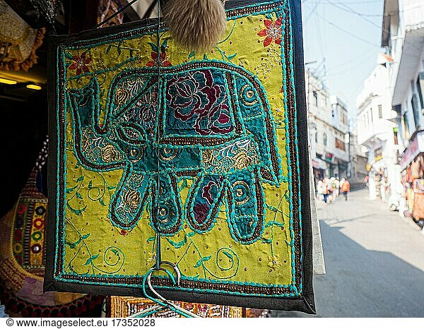Textiles Kunsthandwerk  Decke mit Elefant als Motiv  Udaipur  Rajasthan  Indien  Asien