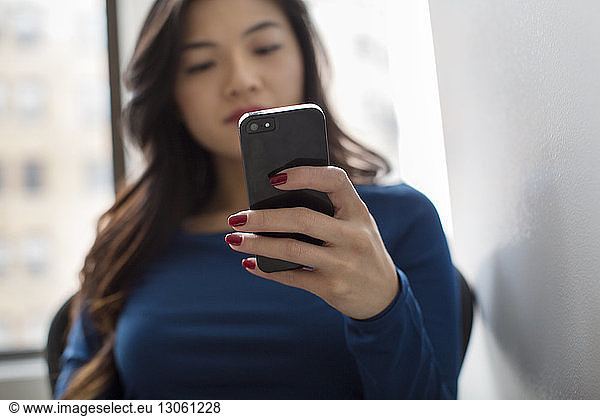 Textnachrichten von Frauen  die im Büro sitzen