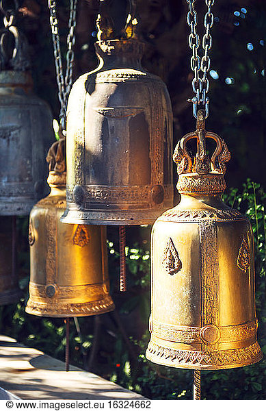 Thailand  Bangkok  Glocken in einem buddhistischen Tempel