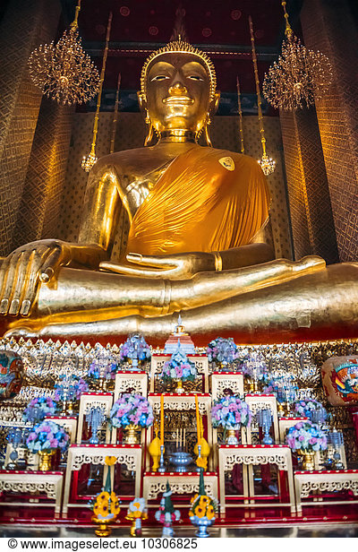 Thailand  Bangkok  große goldene Buddha-Statue im Inneren des Wat Kalayanamitr