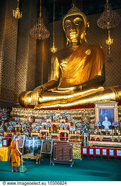 Thailand  Bangkok  große goldene Buddha-Statue im Wat Kalayanamitr