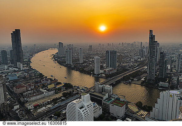 Thailand  Bangkok  Luftaufnahme der Hauptstadt im Zentrum bei Sonnenuntergang