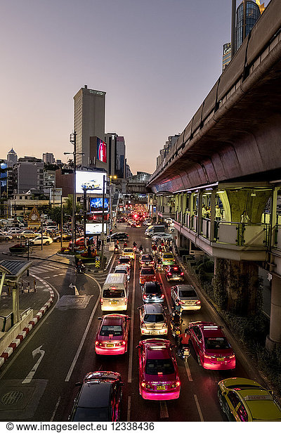Thailand  Bangkok  Verkehr auf der Hauptstraße am Abend