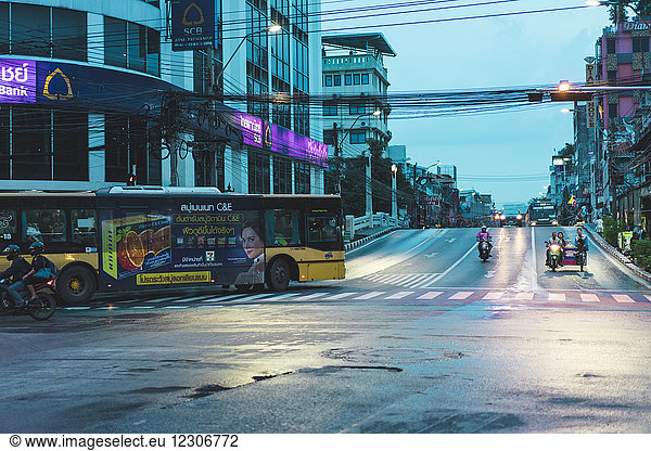 Thailand  Bangkok  Verkehr auf der Straße bei Nacht