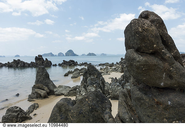 Thailand  Tubkaek  Strand mit Felsen