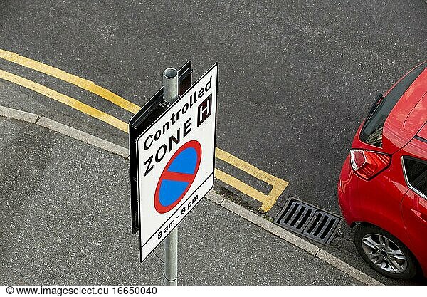 Thanet  Kent  England  Straßenschild für eine kontrollierte Zone  Parkverbot zwischen 8 Uhr morgens und 20 Uhr abends. Warteverbot und doppelte gelbe Linien.