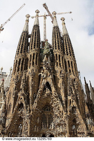 The Basilica I Temple Expiatori De La Sagrada Familia Sagrada Familia The Very Large Roman