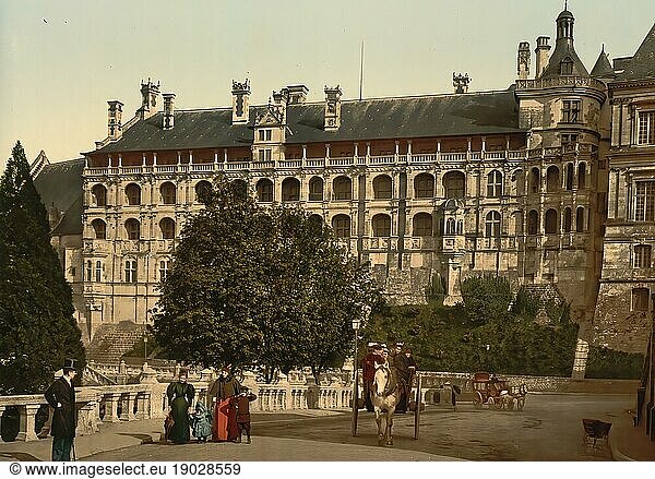The Castle  wing of Francis I  the facade  Blois  France)  um 1890  Historisch  digital verbesserte Reproduktion eines Photochromdruck aus dem Jahre 1895