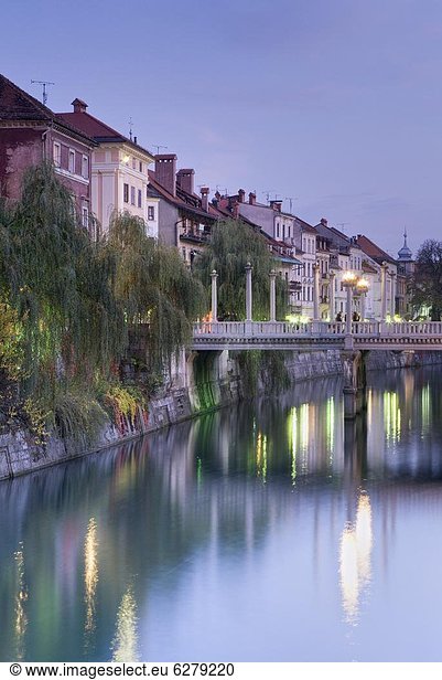 The Cobblers' Bridge ((Shoemakers' Bridge) over the Ljubljanica River at dusk  Ljubljana  Slovenia  Europe