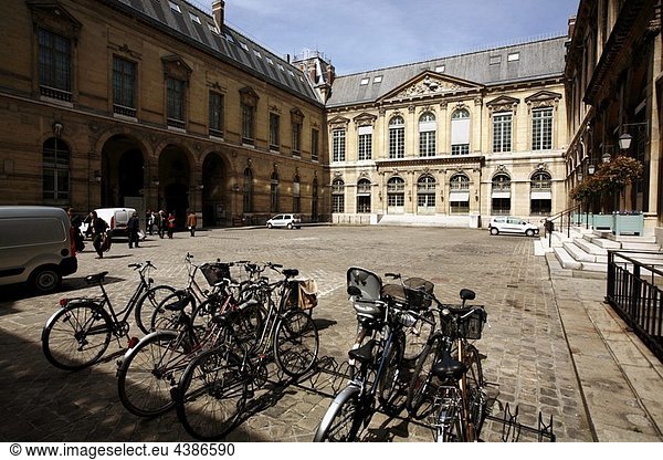 The courtyard of Exhibition hall of Cabinet des Medailles et Monnaies  a department of the Bibliotheque Nationale de France (French National Library)  Paris  France