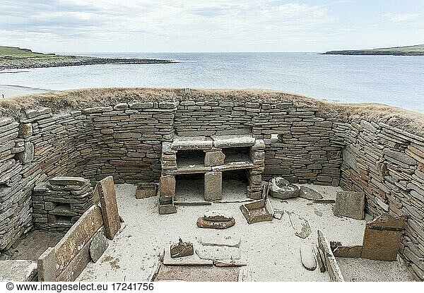 The Heart of Neolithic Orkney  jungsteinzeitliche Siedlung  Haus 7  Küche mit Regal aus Stein  Skara Brae  Mainland  Orkney Inseln  Schottland  Großbritannien  Europa