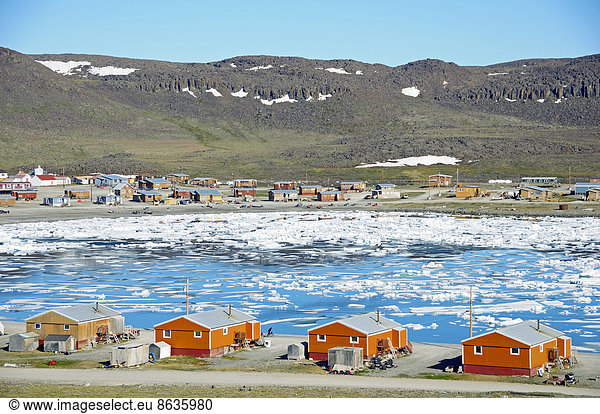 The Inuit village of Ulukhaktok with ice floes in the Beaufort Sea The ...