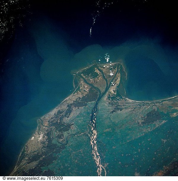 The Krishna River flows eastward across the Deccan Plateau of southern 