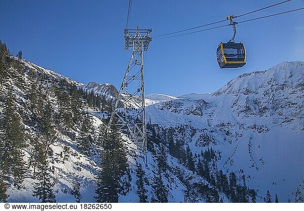 The new small cabin lift floats to the Nebelhorn ski area  Oberstdorf  Oberallgäu
