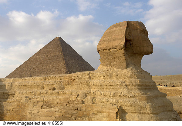 The pyramids in Gizeh. Shpinx and Cheops pyramid The pyramids in Gizeh ...