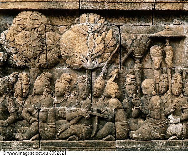 The reliefs  on the temples of the Lara Jonggrang complex  portray various deities or scenes taken from the great Hindu classics and especially the Ramayana