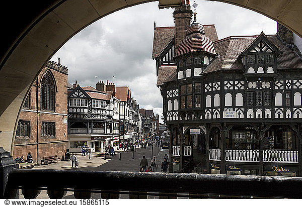 The Rows  Eastgate Street from The Cross  Chester  Cheshire  England  Vereinigtes Königreich  Europa