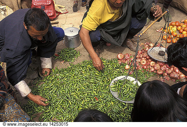 The street market  Paro  Kingdom of Bhutan  People´s Republic of China  South Asia  Asia