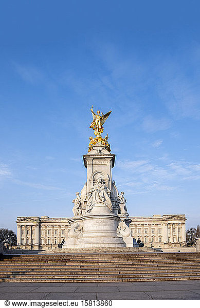 The Victoria Memorial monument and Buckingham Palace  London  England  United Kingdom  Europe
