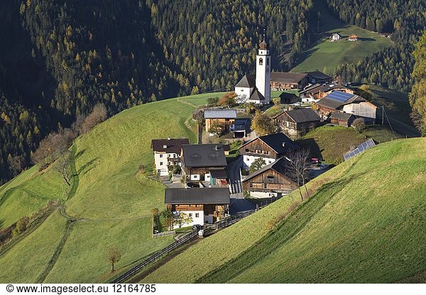 The village of Corte / Curt in the valley of Marebbe / Enneberg  Bolzano  Alto Adige  Südtirol  Italy.