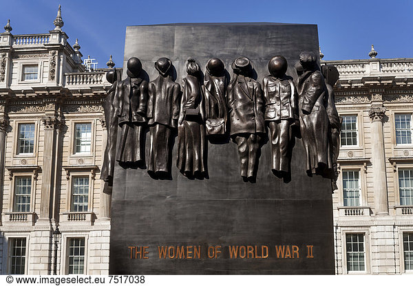 The Women of World War II Denkmal vor dem Cabinet Office Building  Horse Gardens Road  London  England  Großbritannien  Europa
