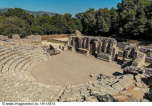 Theater und Amphitheater in den archäologischen Ruinen von Butrint oder im Butrinto Nationalpark in Albanien