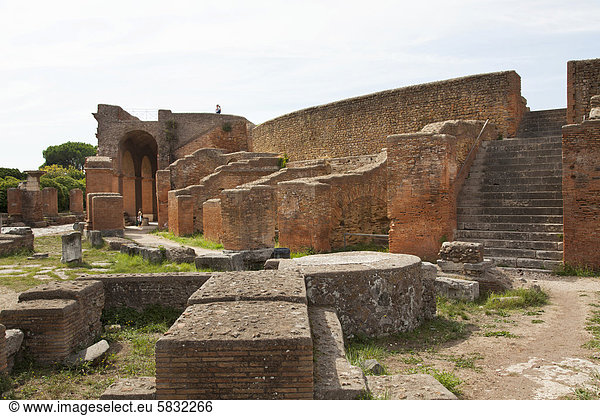 Theater und Säulen vom Decumanus  Ruinen in der antiken römischen Hafenstadt Ostia  Ostia Antica  Italien  Europa