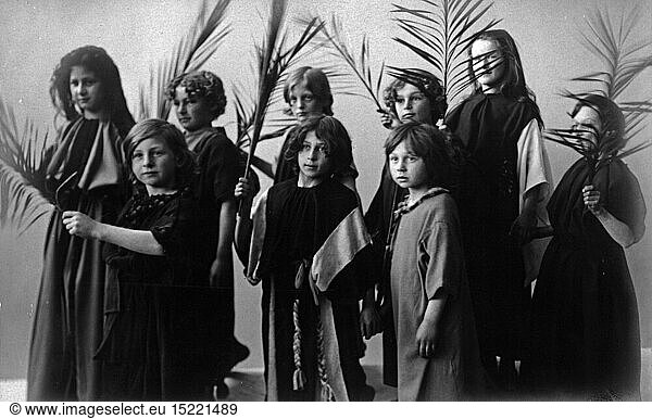 theatre / theater  Passion plays  Oberammergau 1910  group of children  picture postcard  F. Bruckmann  Munich  1910