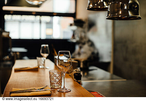 Theke mit Gläsern und Besteck in einem Restaurant mit offener Küche