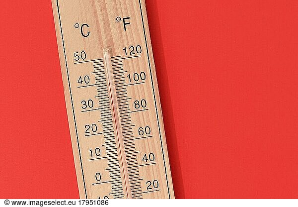 Thermometer zeigt 40 Grad Celsius oder 104 Grad Fahrenheit während der Hitzewelle im Sommer