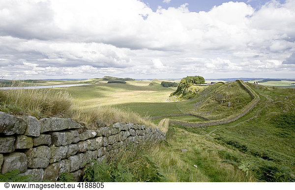 Thorngrafton  GBR  19.08.2005 - Reste des roemischen Hadrian Walls in der Naehe des alten Forts Housesteads in der Naehe von Thorngrafton in Norththumberland. Der Hadrians Wall gehoert sei t 1987 zum Weltkulturerbe der UNESCO.