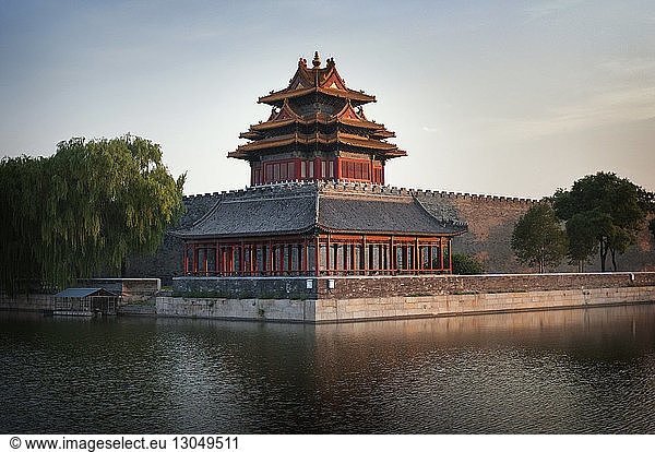 Tiananmen-Tor am Fluss gegen klaren Himmel
