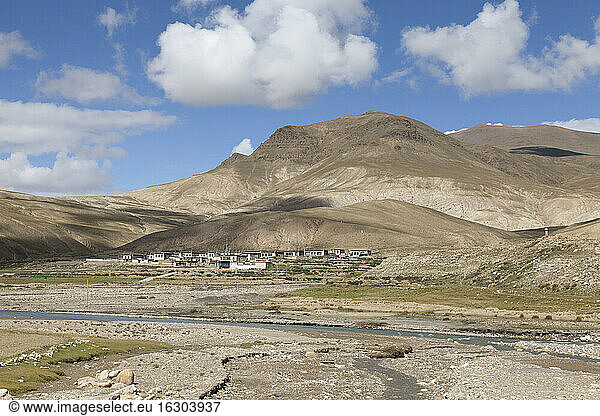 Tibet  Tibetan Plateau  Settlement in autumn