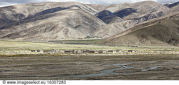 Tibet  Tibetische Hochebene  Siedlung im Herbst